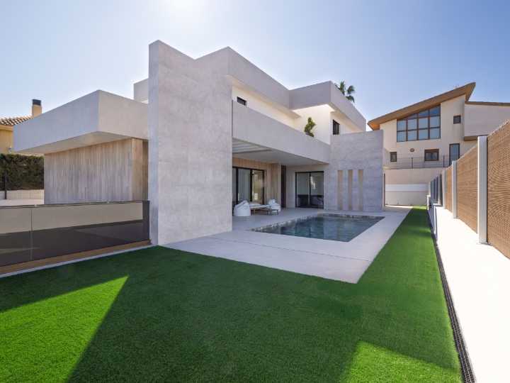 Región | La casa de Molina donde la geometría habla en verso, los volúmenes flotan y la piscina es un espejo arquitectónico