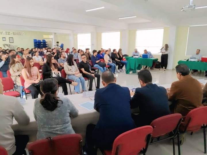 Entrega Cecytez nuevas plazas a docentes en un evento público
