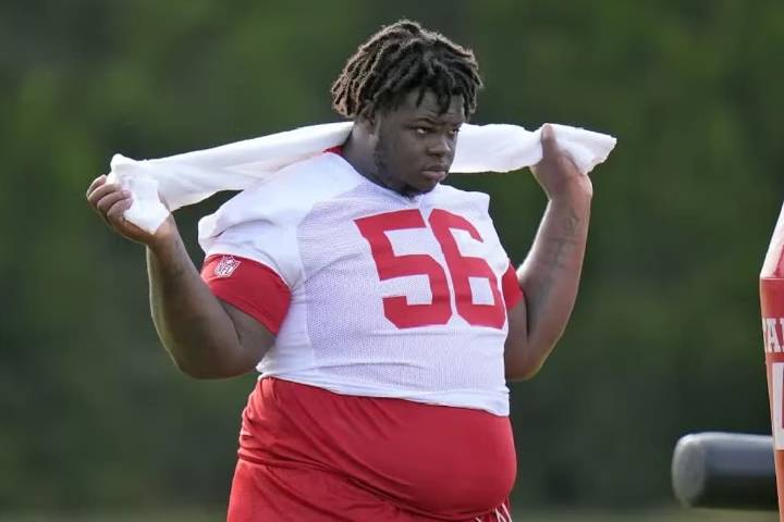 "Un jugador más sano". Llegó a la elite de la NFL, pero no lo dejan jugar: el novato al que obligan a bajar de peso para poder debutar