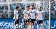 “Ganan sueldos millonarios”: la rabia de los hinchas de Colo Colo que pifian hasta a Vidal en la goleada sufrida frente a la UC