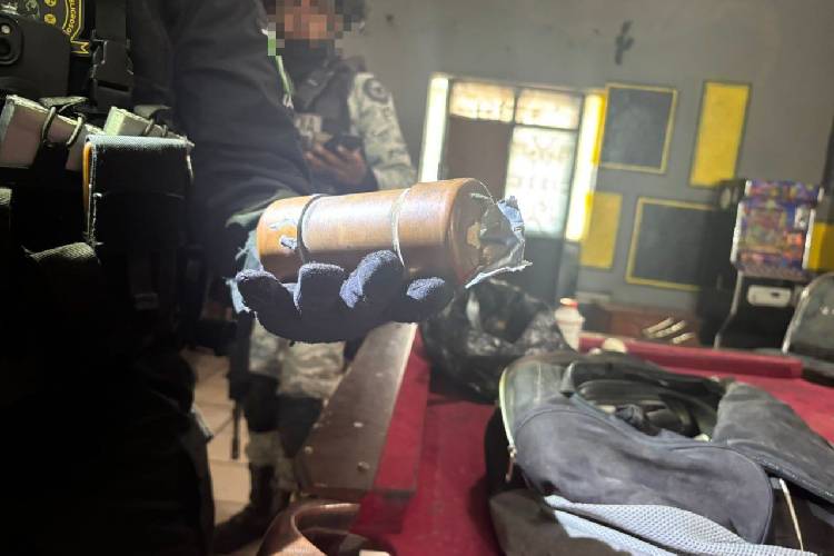 Aseguran arsenal, autos robados y presunta droga en cateo