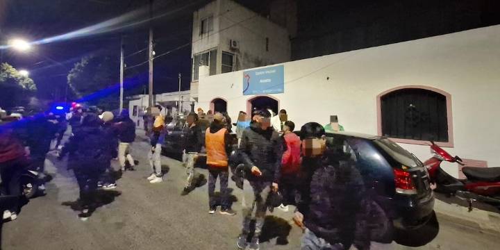 Clausuraron tres fiestas clandestinas en Córdoba: más de 1.200 personas desalojadas y ataques a la Policía