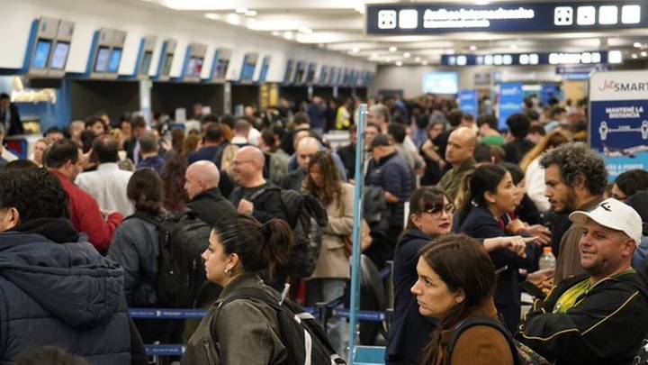 El paro de controladores que afecta los vuelos argentinos sigue hasta el 30 de agosto