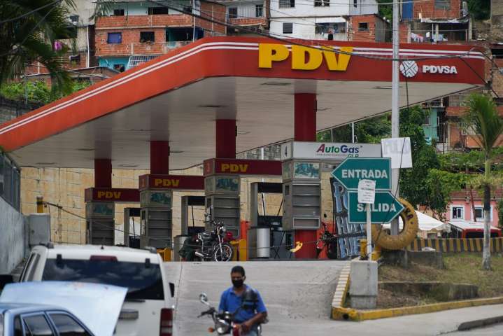 Las gasolineras dolarizadas llenan los tanques sin límites