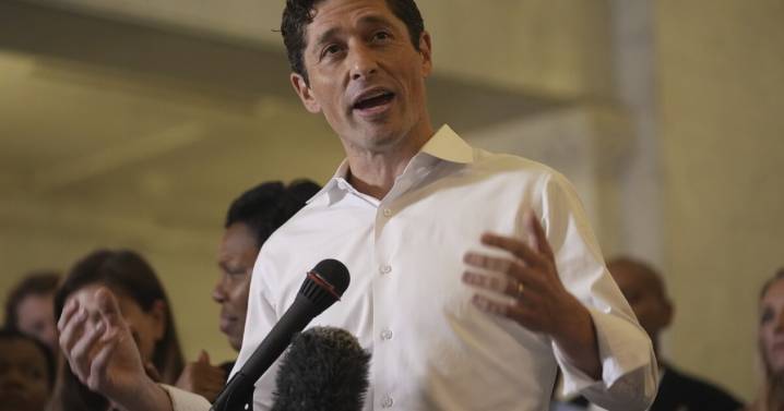 Minneapolis mayor calls for nationwide ban on assault weapons after school shooting