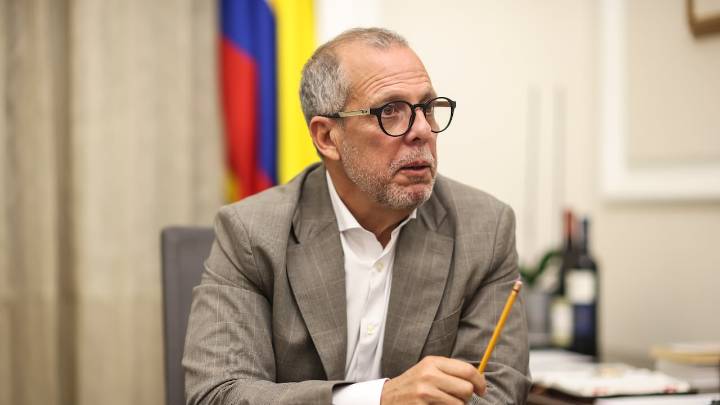 Procuraduría suspende durante 3 meses a Alfredo Saade por el escándalo de los pasaportes