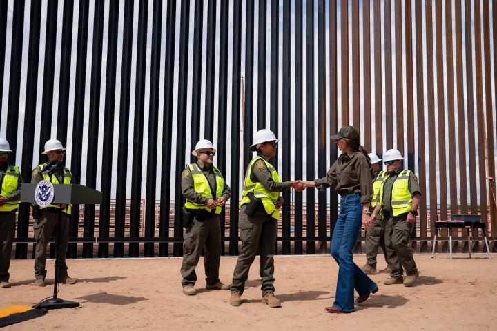 Trump ordena pintar de negro el muro fronterizo con México