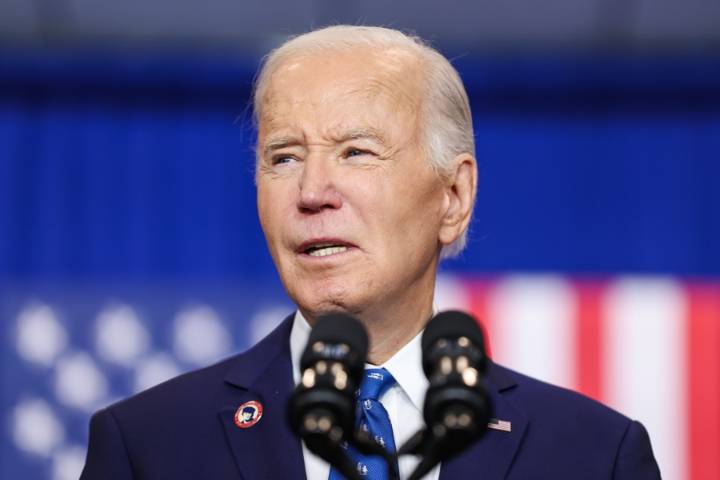 Trump y analista conservador acusan a Biden de manipular cifras de empleo