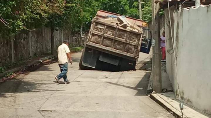 Fugas provocan socavones en colonia Niño Artillero de Cuautla