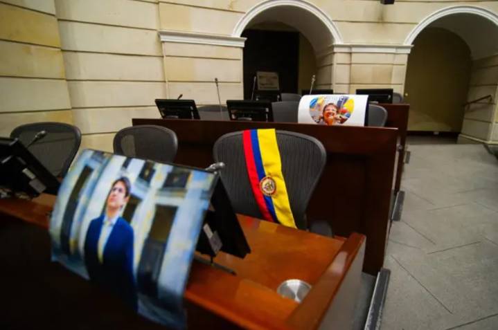El padre del difunto senador Miguel Uribe sustituye a su hijo como precandidato presidencial en Colombia