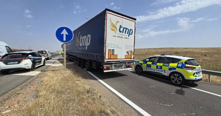 Un accidente entre dos camiones deja una persona inconciente en la A