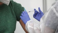 Sanidad sube a 70 años la edad recomendada para vacunarse de la covid, Catalunya la mantiene en 60