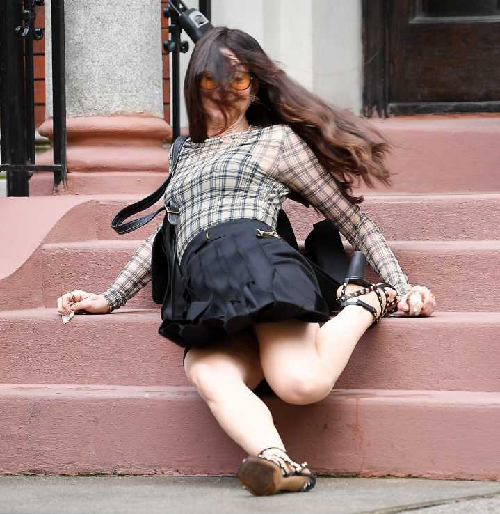 Cele|bitchy | “Anne Hathaway slipped & fell on the set of ‘The Devil Wears Prada 2′” links