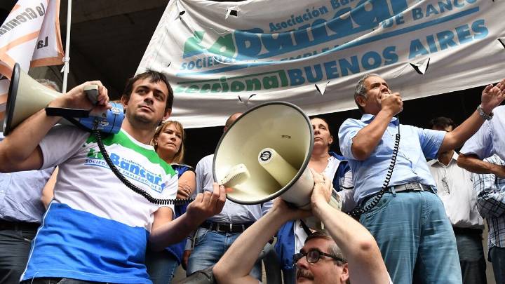 Paritaria récord: bancarios acordaron un aumento y el sueldo inicial se acercará a $2 millones desde julio