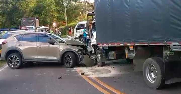 Persecución a carro robado terminó con violento accidente y la captura del delincuente