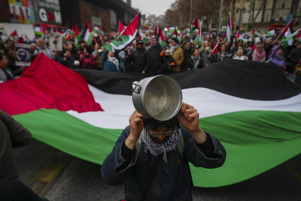 Chileans bang empty pots to protest hunger and war in Gaza