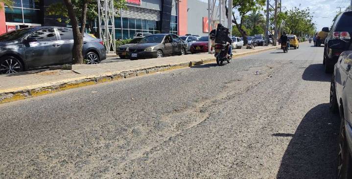 Huecos en la Calle 15 de Riohacha ponen en riesgo a conductores y peatones