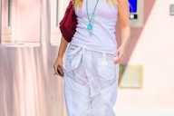 ¿De dónde ha sacado Jennifer Lawrence estos pantalones blancos semi transparentes?