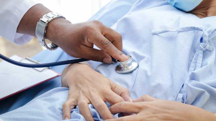 El fin del Programa Médico Obligatorio: muchos tratamientos ya no se cubren o se cobran aparte