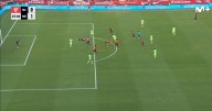 Polémico segundo gol del Barça: Ferran marca con Raíllo en el suelo tras un balonazo en la cabeza
