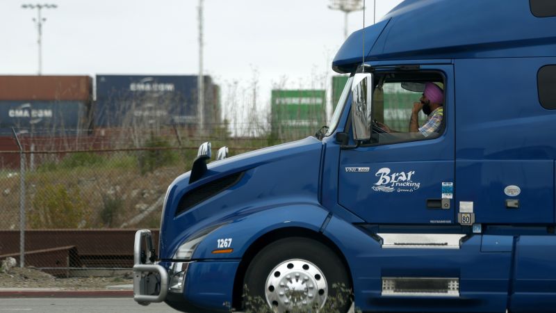 Departamento de Transporte amenaza con retirar financiación a tres estados por requisito de inglés a conductores comerciales