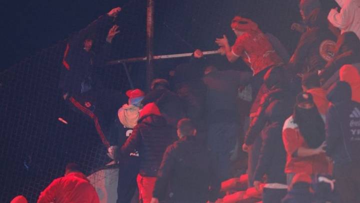 Violencia en la Copa Sudamericana: fanático es arrojado desde las tribunas durante riña en Argentina