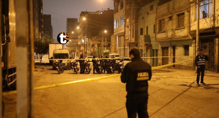 La Victoria: Un fallecido y un herido deja balacera entre la Policía y delincuentes Policías se enfrentaron a delincuentes que perpetraban un asalto a un camión en La Victoria.
