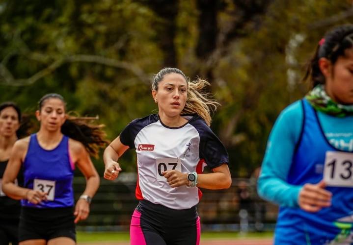 Jimena Reynoso, la corredora que pasa de las pistas de atletismo al quirófano de un momento a otro