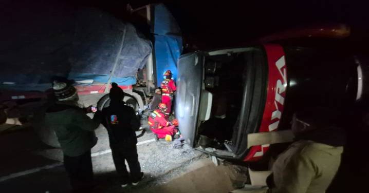 Tragedia en vía Juliaca-Arequipa: Al menos siete muertos y varios heridos deja choque entre bus y tráiler