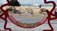 Cuatro personas se reúnen para recoger unas 2.000 colillas en la playa de la Costilla