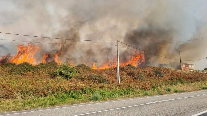 Un incendio forestal se desata junto a un núcleo de viviendas y el nuevo hotel del faro de Cabo Silleiro, en Oia