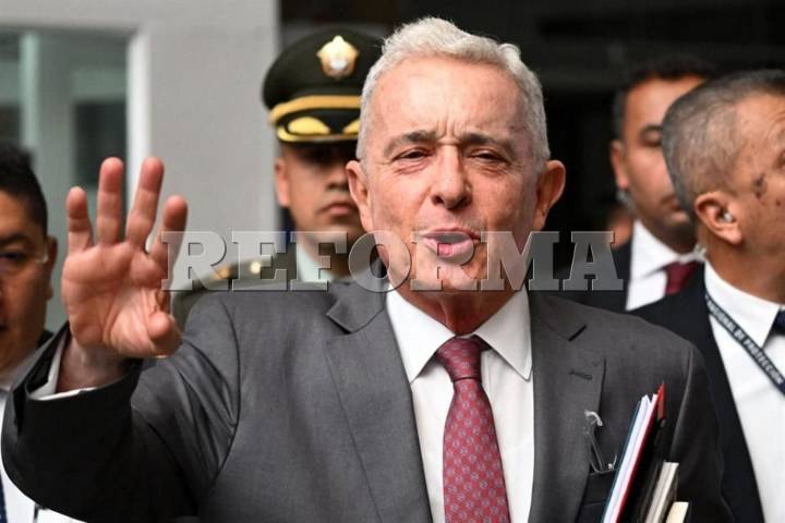 Tribunal ordena libertad para ex Presidente colombiano Uribe
