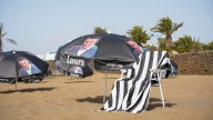El viento arranca varias sombrillas de la protesta contra Pedro Sánchez en una playa de Lanzarote y acaban en el mar