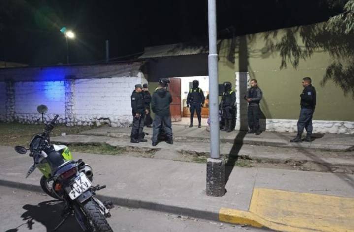 Insólito: adolescente intentó barretear la entrada de cárcel de Concepción para robar