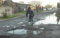Desidia cotidiana. Basura desparramada, agua acumulada y calles llenas de pozos, así viven hoy los vecinos del conurbano