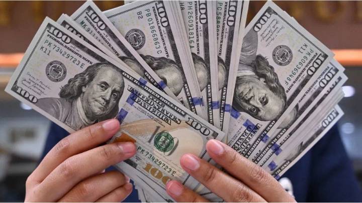 El dólar oficial volvió a bajar y se aleja de la banda superior: a cuánto cerró