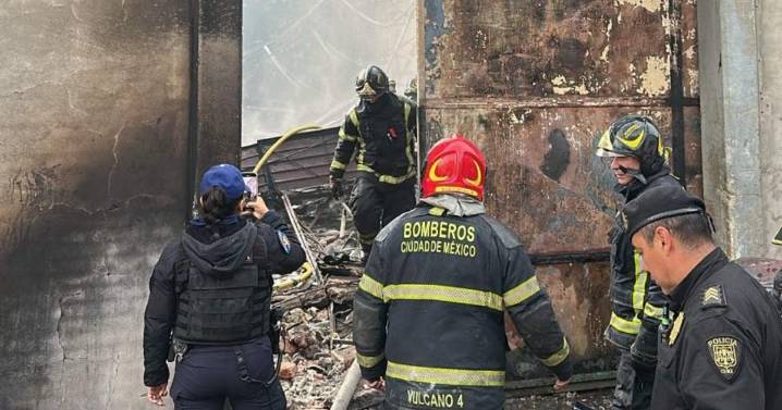 Movilización en CDMX: Incendio en bodega de plásticos en la GAM