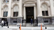 Nueva norma para contener el dólar: el BCRA limitó los movimientos de los bancos en un día de grandes vencimientos de futuros
