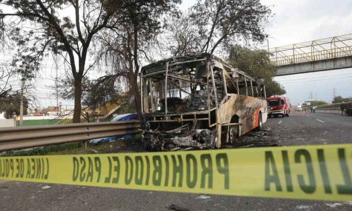 Camión de pasajeros se incendia en la México-Querétaro tras chocar contra una motocicleta