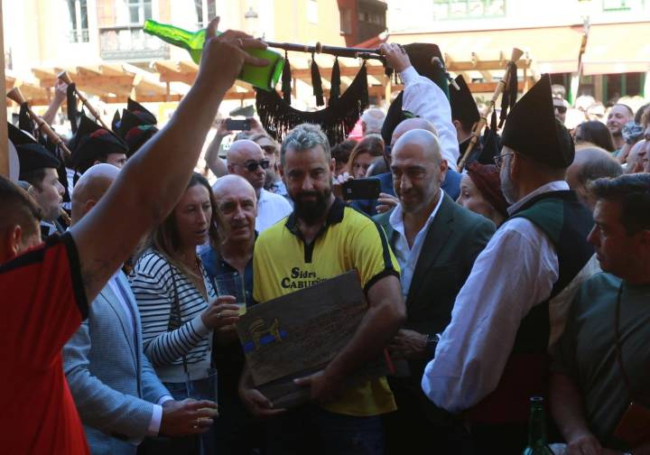 La XXXIV Fiesta de la Sidra Natural se despide, entre galardones y multitudes
