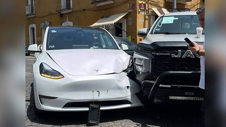 Lujoso Tesla y camioneta chocan; desquician el Centro Histórico