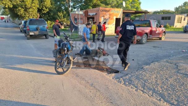 Embiste dama a motociclista en Múzquiz; el afectado terminó lesionado