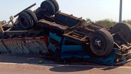 Impactante vuelco de un camión algodonero sobre Ruta 34