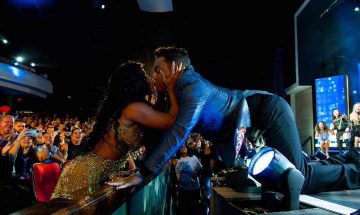 Maripily le zampa un beso a concursante de “Objetivo Fama”
