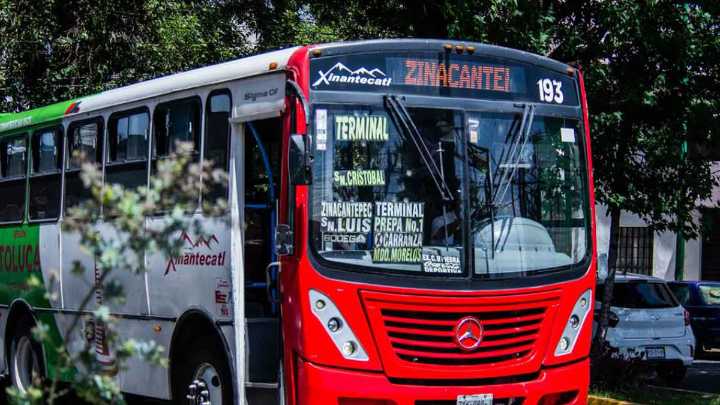 Autobuses destartalados, chatarras móviles, los beneficiarios del «Tarifazo»
