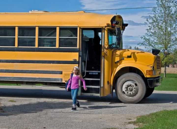 Regreso a clases seguro, pon atención al autobús escolar