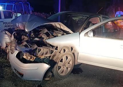 Mujer pierde la vida tras impactarse contra un árbol