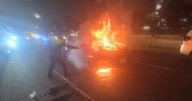 "Escuché un estallido": Motor de auto explota y se incendia en plena Calzada Zaragoza (VIDEO)