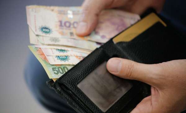 Los salarios de miseria que ofrece el mercado laboral en la Argentina de Milei