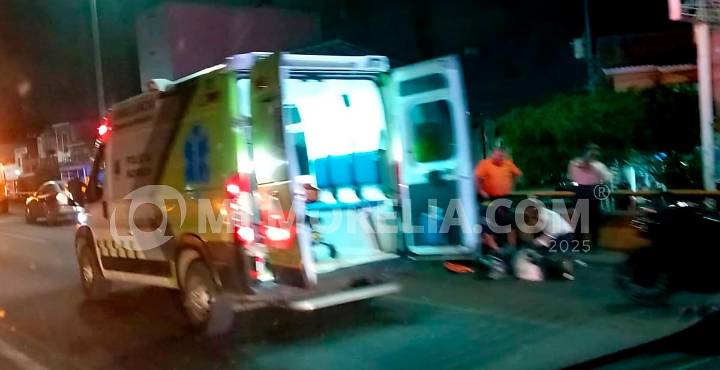 Choque entre moto y auto deja 2 heridos en Libramiento de Morelia; mujer cayó del puente